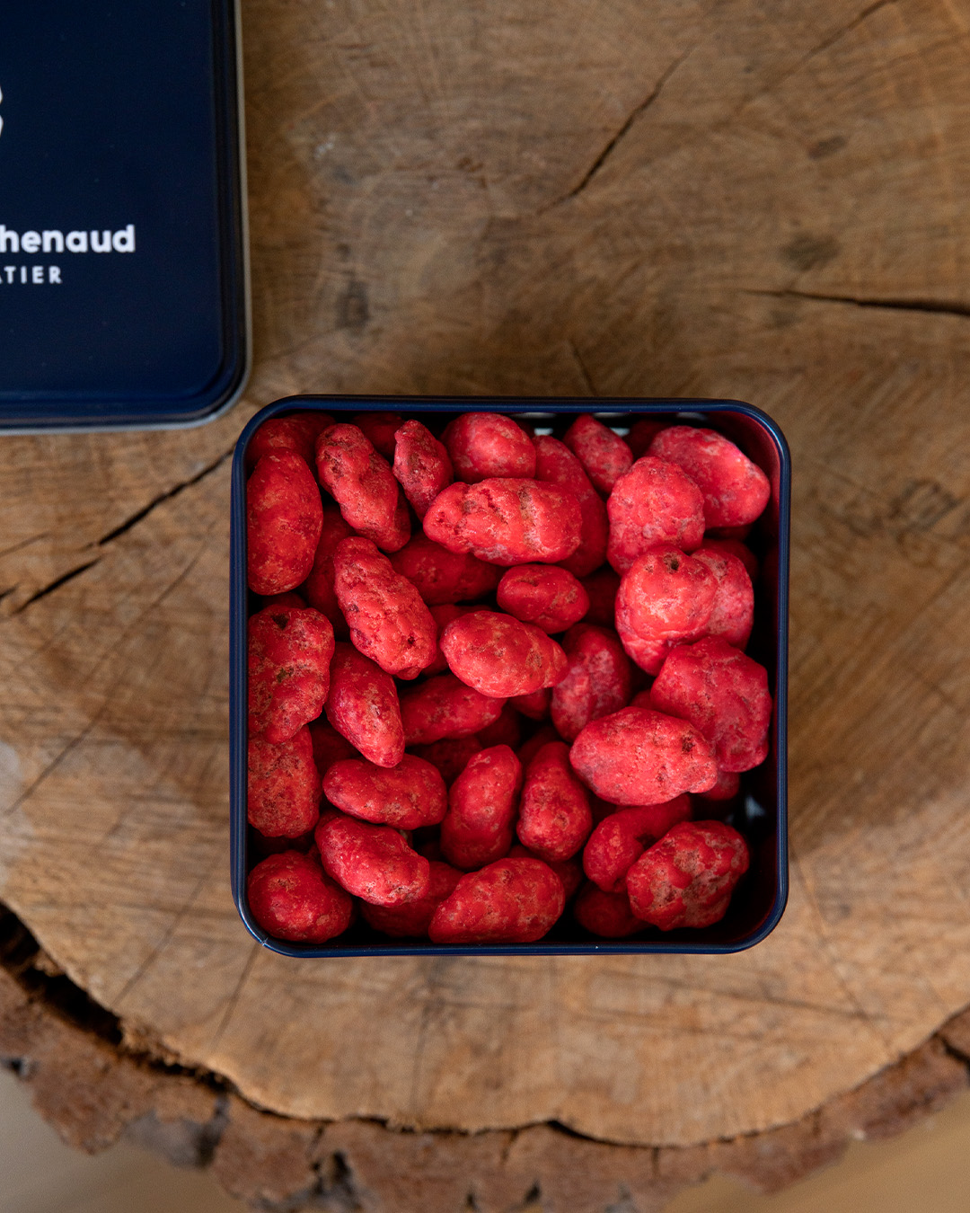 Boite métallique de pralines roses. Amandes torréfiées enrobées de sucre rouge, un hommage aux souvenirs d'enfance du chef Julien Dechenaud originaire de Lyon.