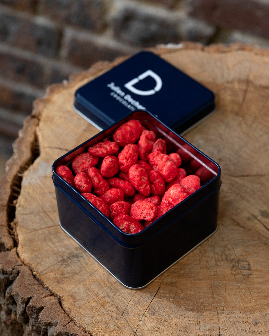 Boite métallique de pralines roses. Amandes torréfiées enrobées de sucre rouge, un hommage aux souvenirs d'enfance du chef Julien Dechenaud originaire de Lyon.