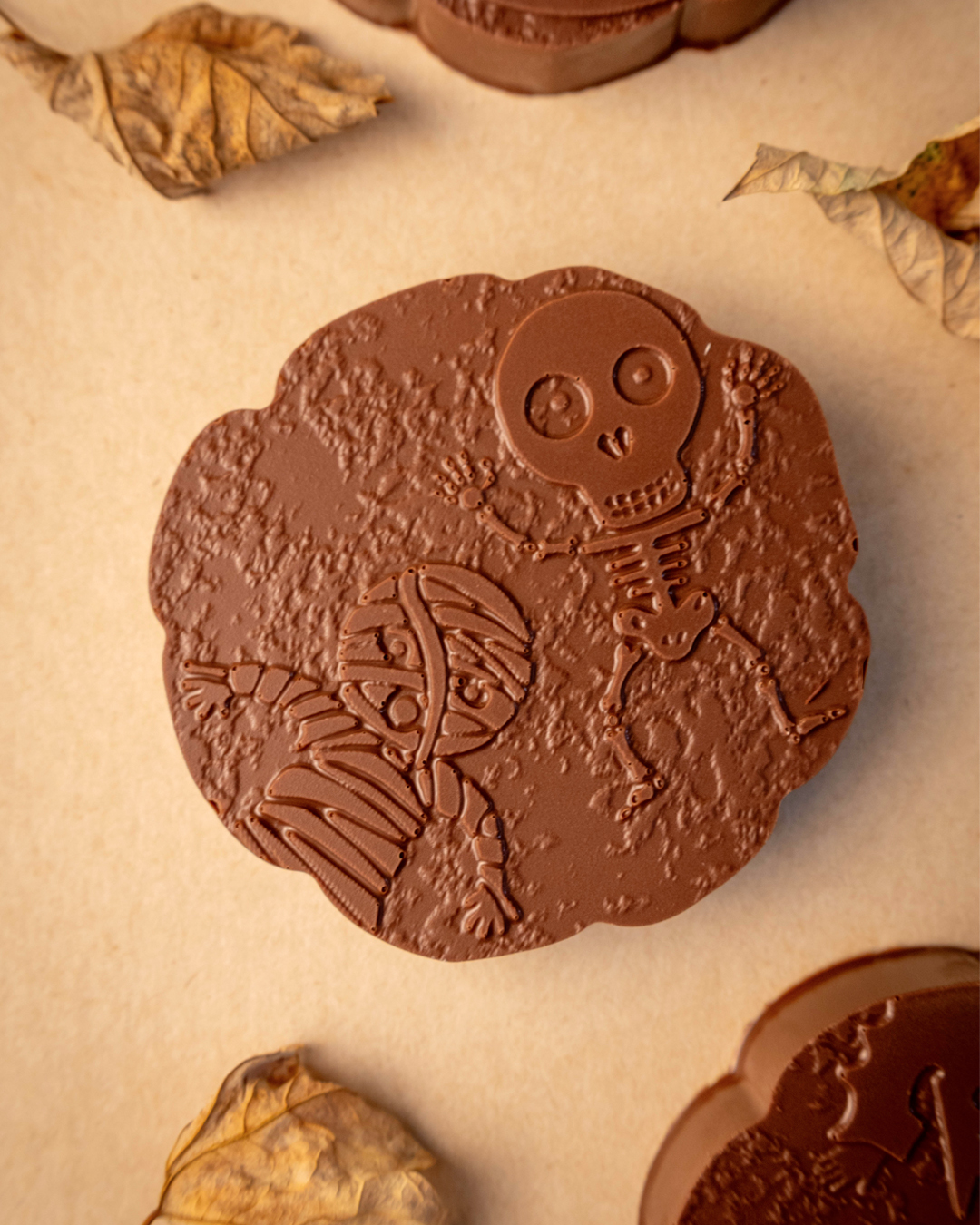 Palet squelette au chocolat au lait, guimauve chocolat, biscuit sablé breton et praliné cacahuète. Une création halloween imaginée par le chef Julien Dechenaud chocolatier.