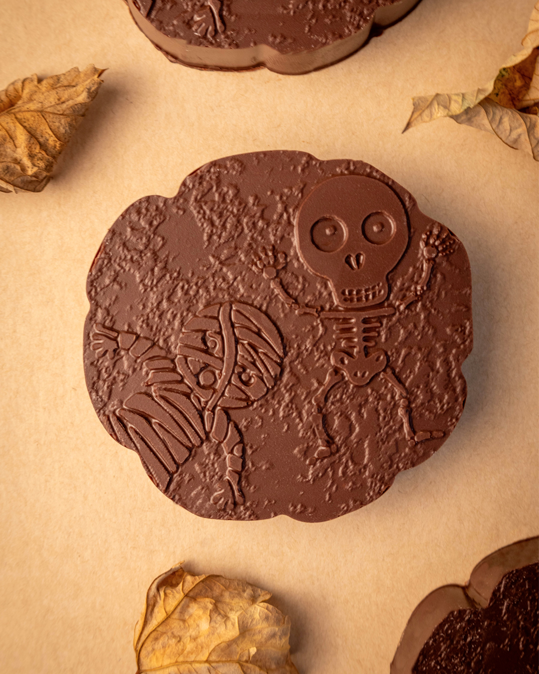 Palet squelette au chocolat noir, guimauve chocolat, biscuit sablé breton et praliné cacahuète. Une création halloween imaginée par le chef Julien Dechenaud chocolatier.