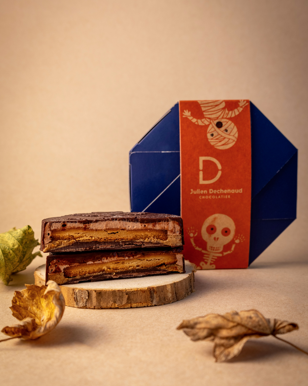 Palet squelette au chocolat noir ou au lait, guimauve chocolat, biscuit sablé breton et praliné cacahuète. Une création halloween imaginée par le chef Julien Dechenaud chocolatier.