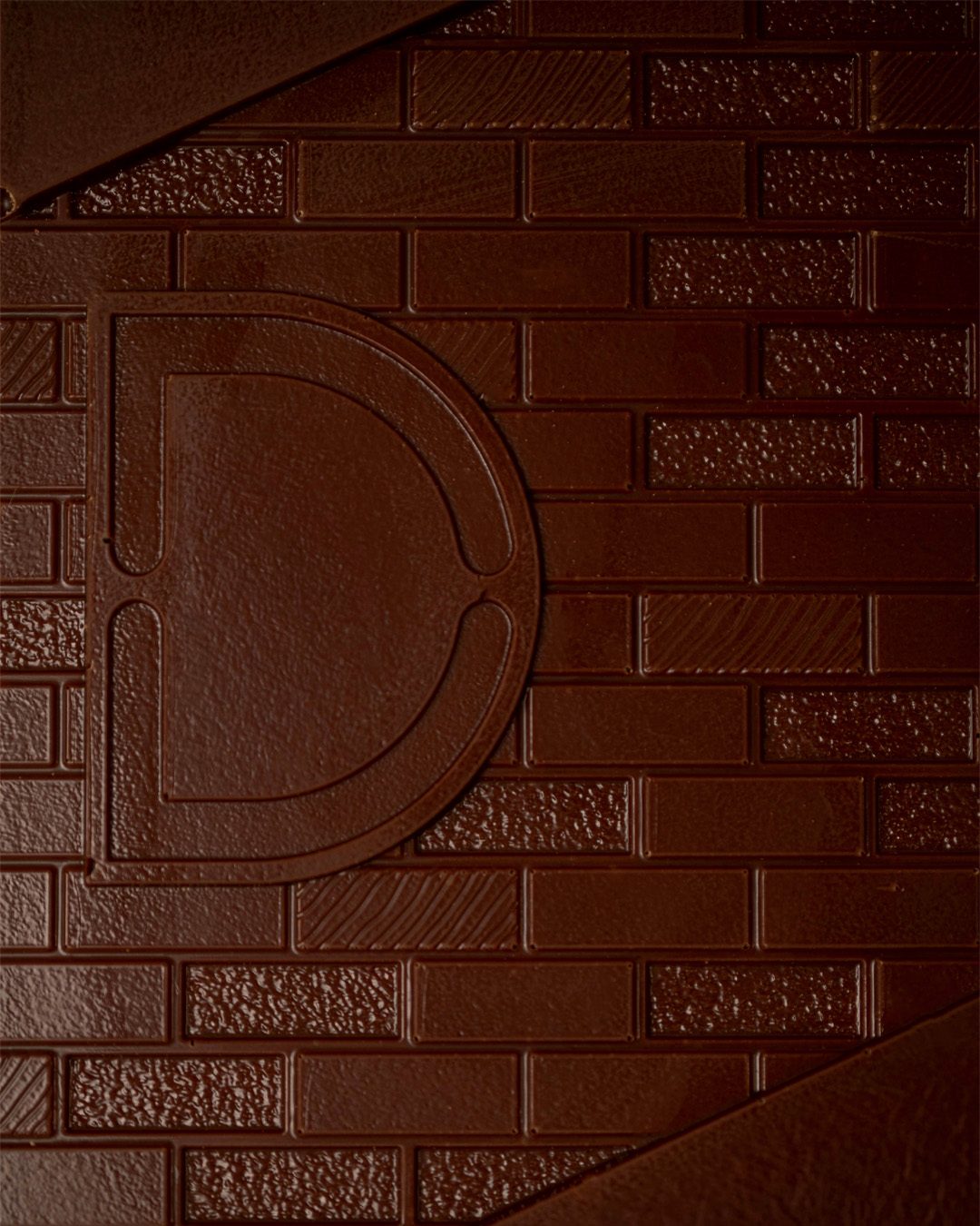 Focus tablette de chocolat au lait, fourrée avec un praliné feuilleté d’amandes de Provence et de noisettes du Lot-et-Garonne.