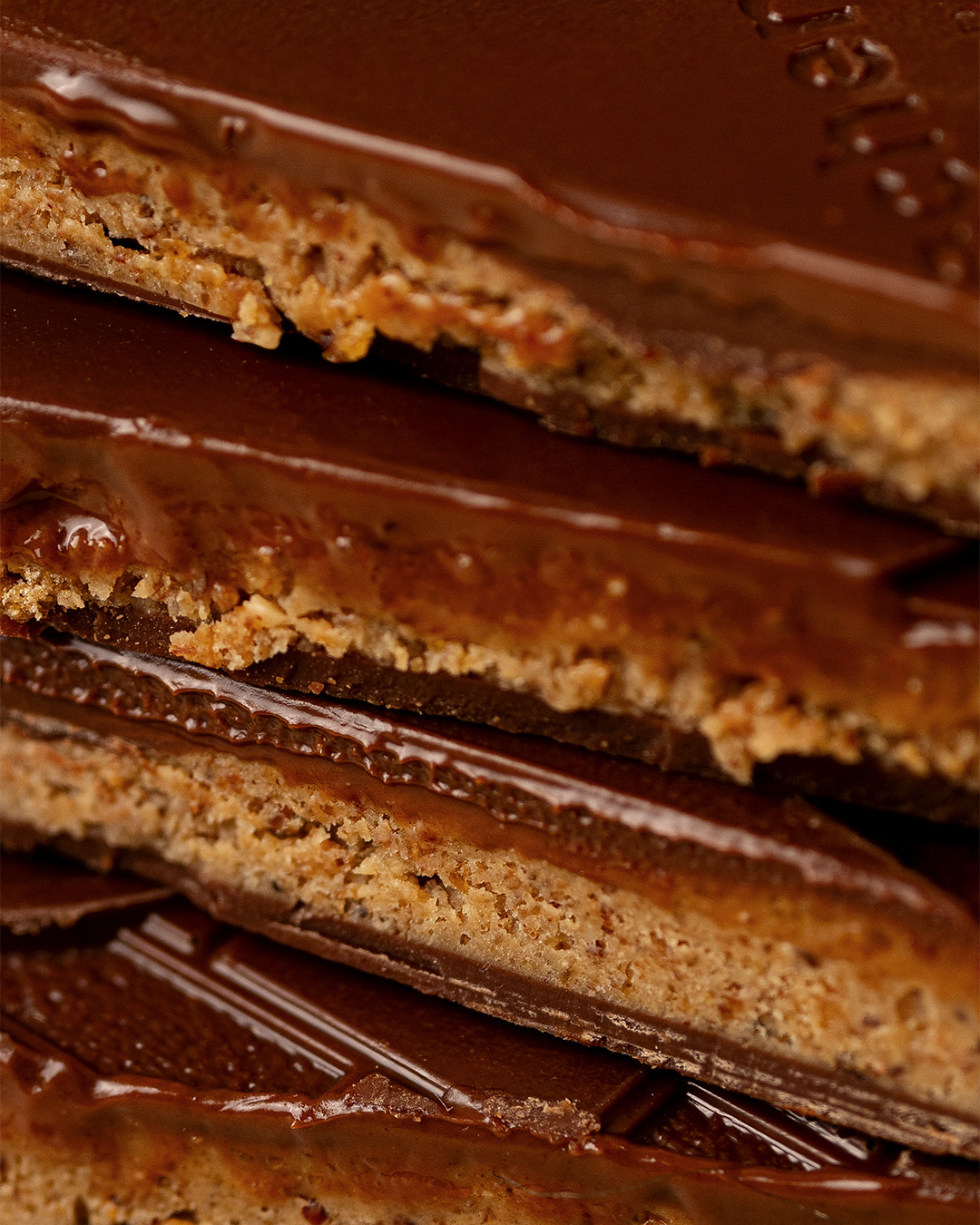 Tablette de chocolat au lait, fourrée avec un praliné feuilleté d’amandes de Provence et de noisettes du Lot-et-Garonne.