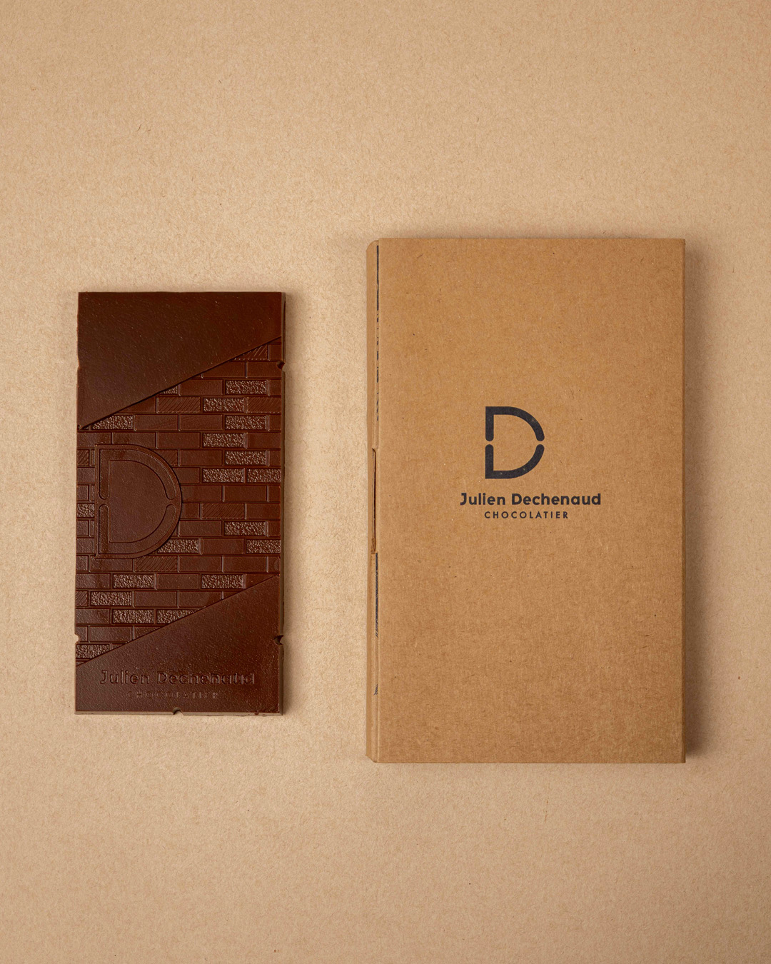 Tablette de chocolat au lait, fourrée avec un praliné feuilleté d’amandes de Provence et de noisettes du Lot-et-Garonne.