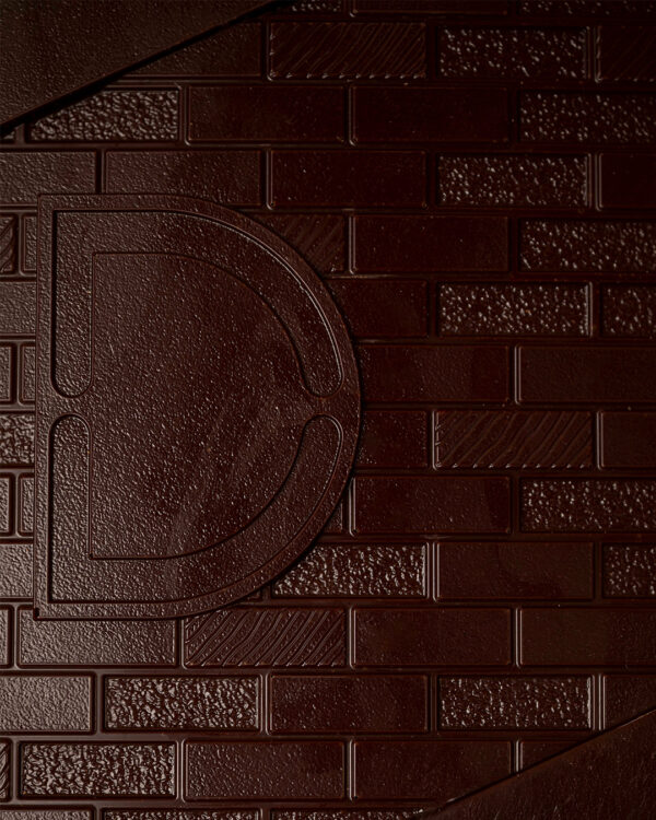 Focus tablette de chocolat noir, fourrée avec un praliné feuilleté d’amandes de Provence et de noisettes du Lot-et-Garonne.