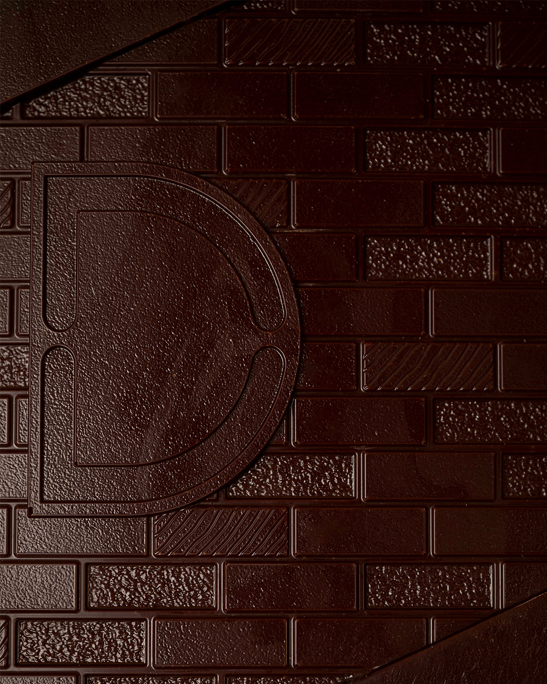 Focus tablette de chocolat noir, fourrée avec un praliné feuilleté d’amandes de Provence et de noisettes du Lot-et-Garonne.