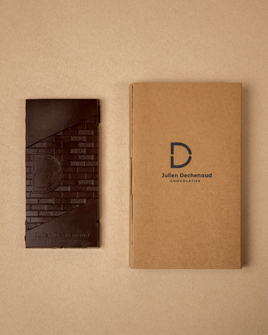 Tablette de chocolat noir, fourrée avec un praliné feuilleté d’amandes de Provence et de noisettes du Lot-et-Garonne.