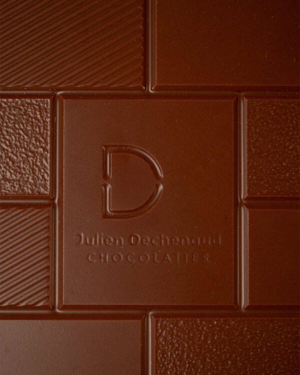 Focus tablette origine au chocolat au lait du chef Julien Dechenaud artisan chocolatier torréfacteur à Paris et à Vincennes.
