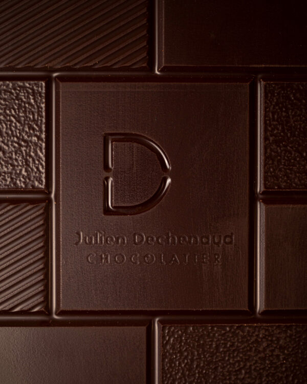 Focus tablette origine au chocolat noir du chef Julien Dechenaud artisan chocolatier torréfacteur à Paris et à Vincennes.