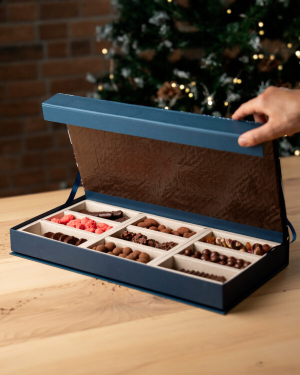 Coffret gourmandises garni de orangettes, dragées amande et noisettes, mini tablettes et autres gourmandises chocolatées.